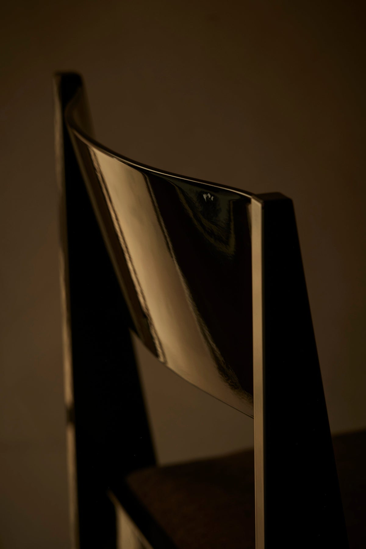 Atelier Chair — 亮面黑漆 · 羊駝絨座面