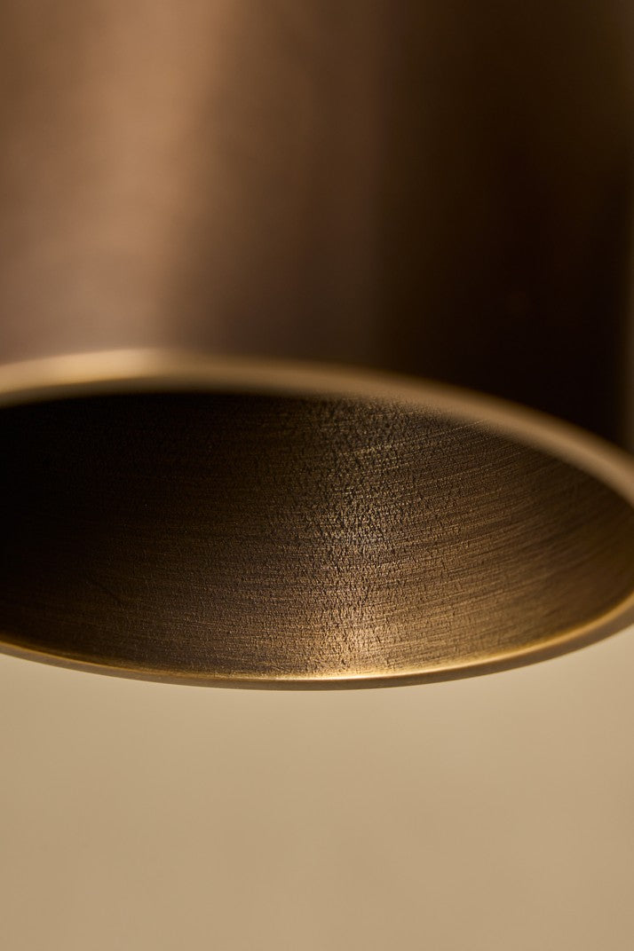 Dome 吸頂燈 · 深色黃銅 — 黃銅燈罩內側的細節