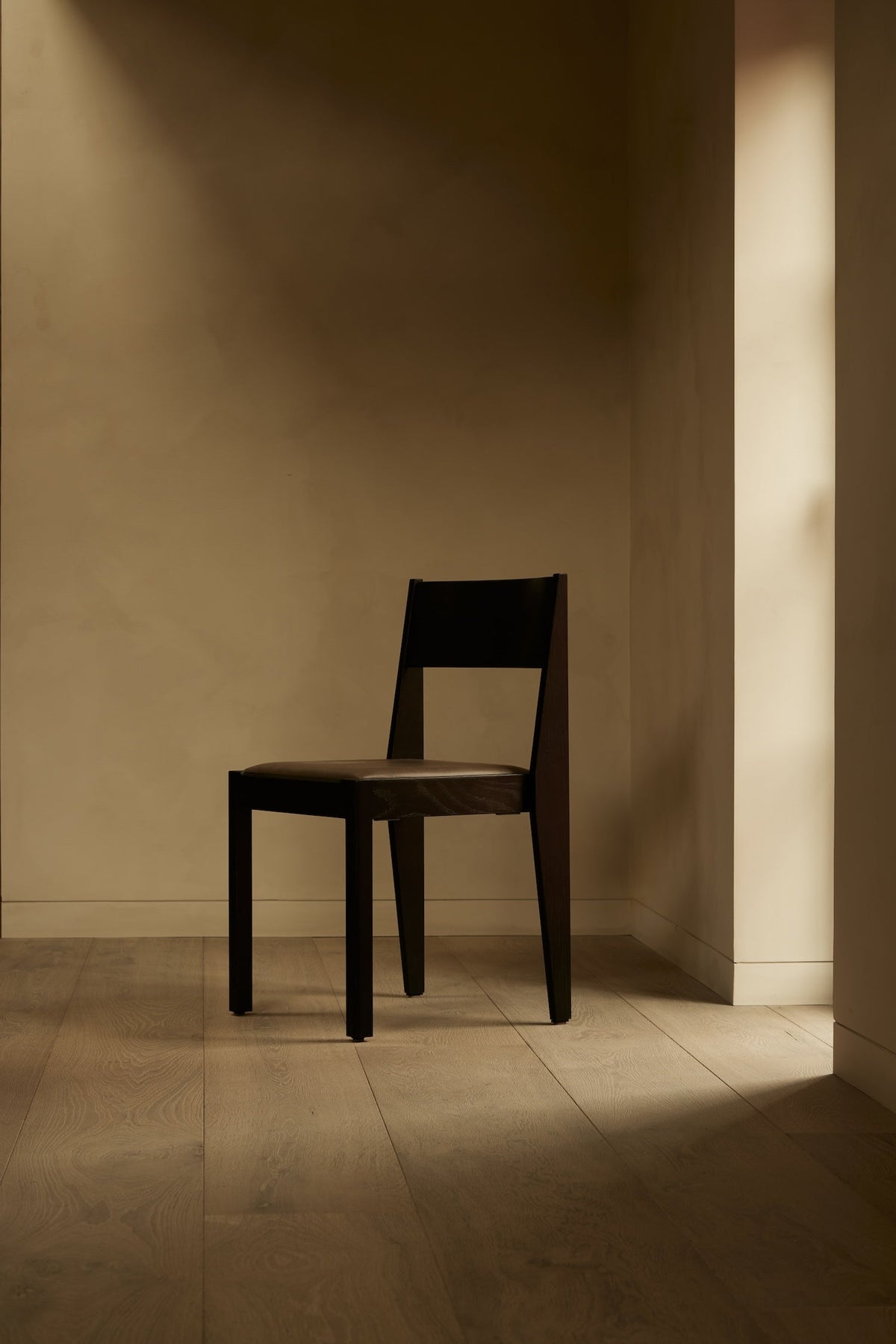 Atelier Chair — 黑染橡木 · 皮革座面