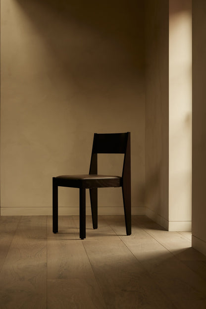 Atelier Chair — 黑染橡木 · 皮革座面