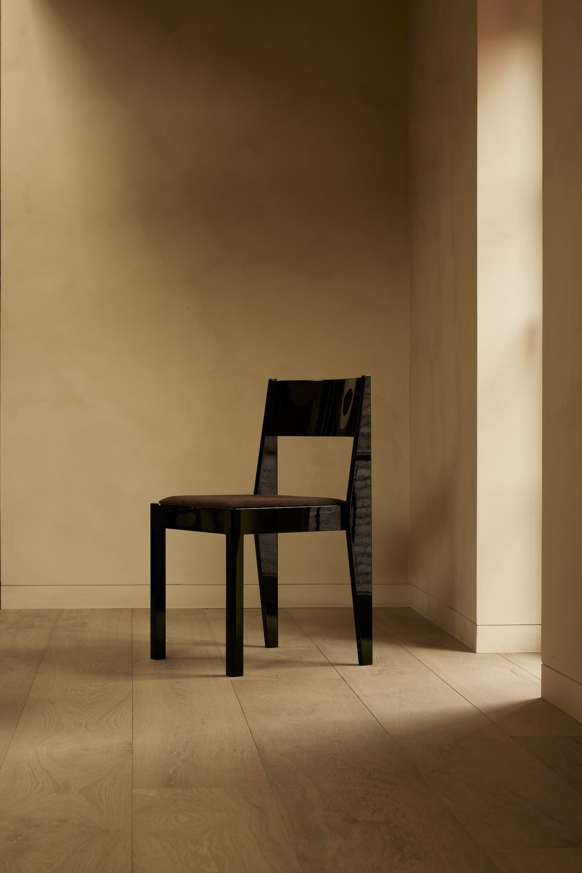 Atelier Chair — 亮面黑漆 · 羊駝絨座面
