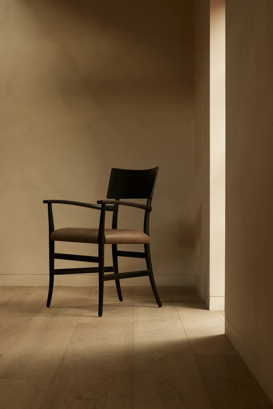 Bella Armchair — 黑染橡木 · Clay 皮革