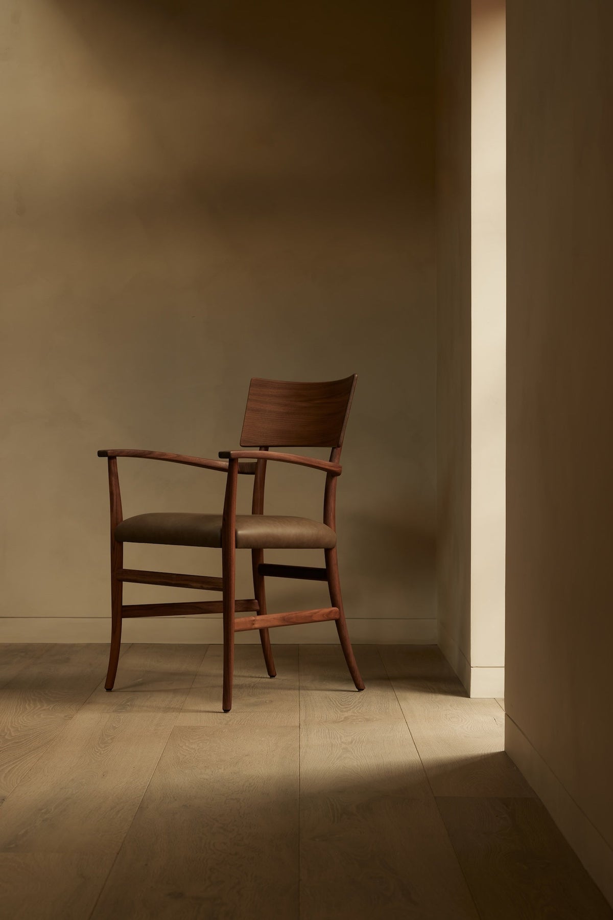 Bella Armchair — 胡桃木 · Clay 皮革