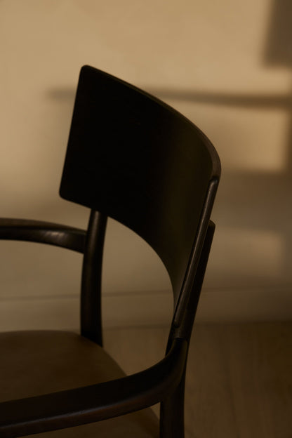 Bella Armchair — 黑染橡木 · Clay 皮革