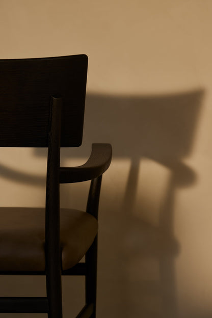 Bella Armchair — 黑染橡木 · Clay 皮革