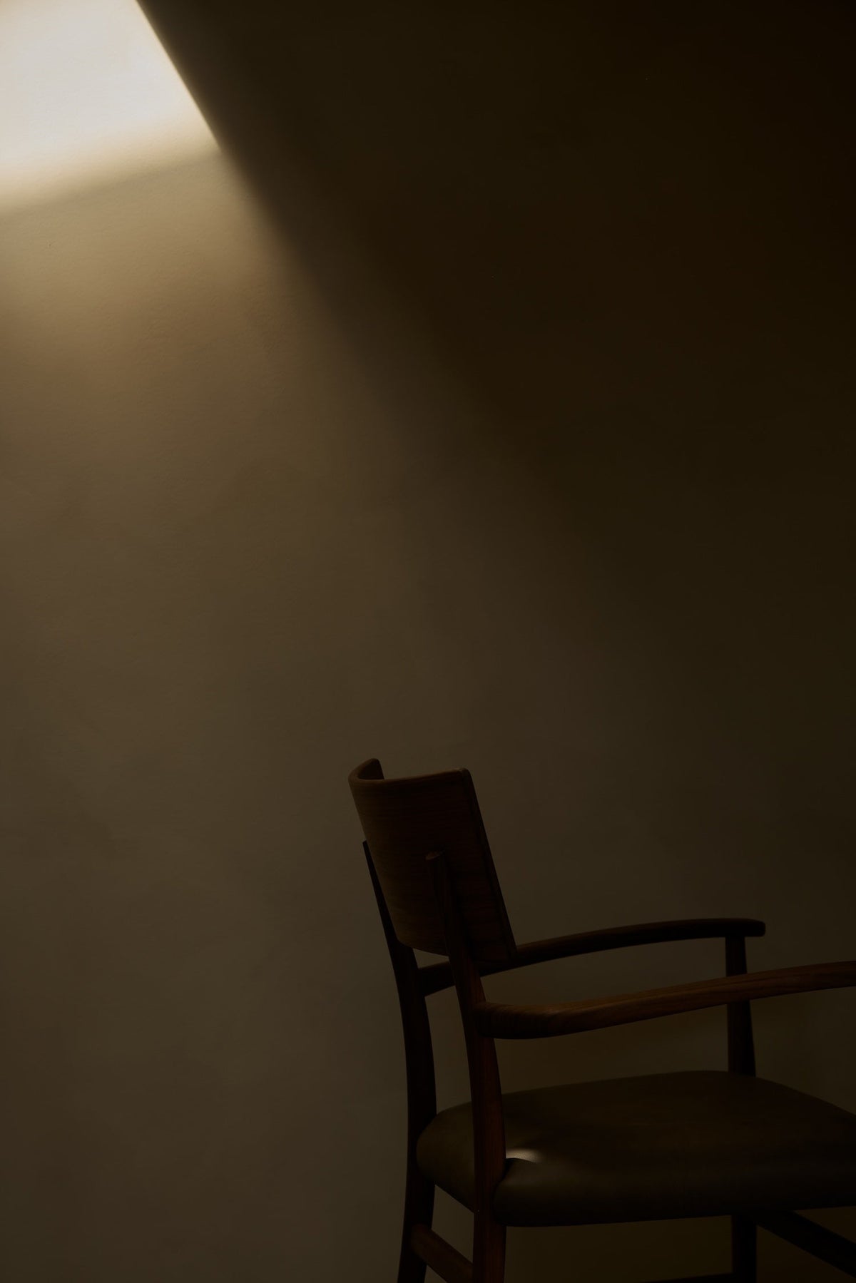 Bella Armchair — 胡桃木 · Clay 皮革