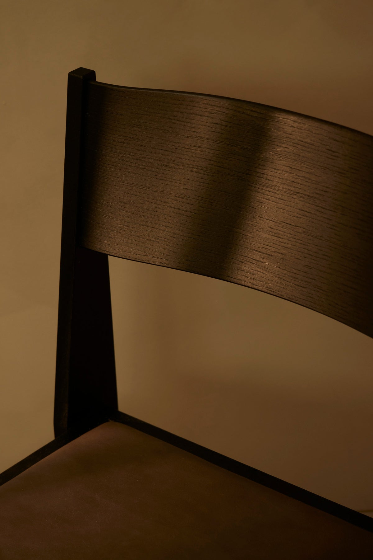 Atelier Chair — 黑染橡木 · 皮革座面