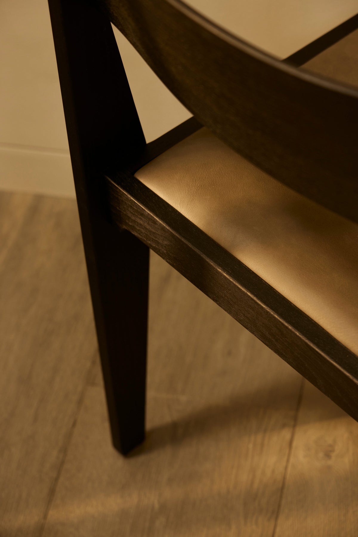 Atelier Chair — 黑染橡木 · 皮革座面