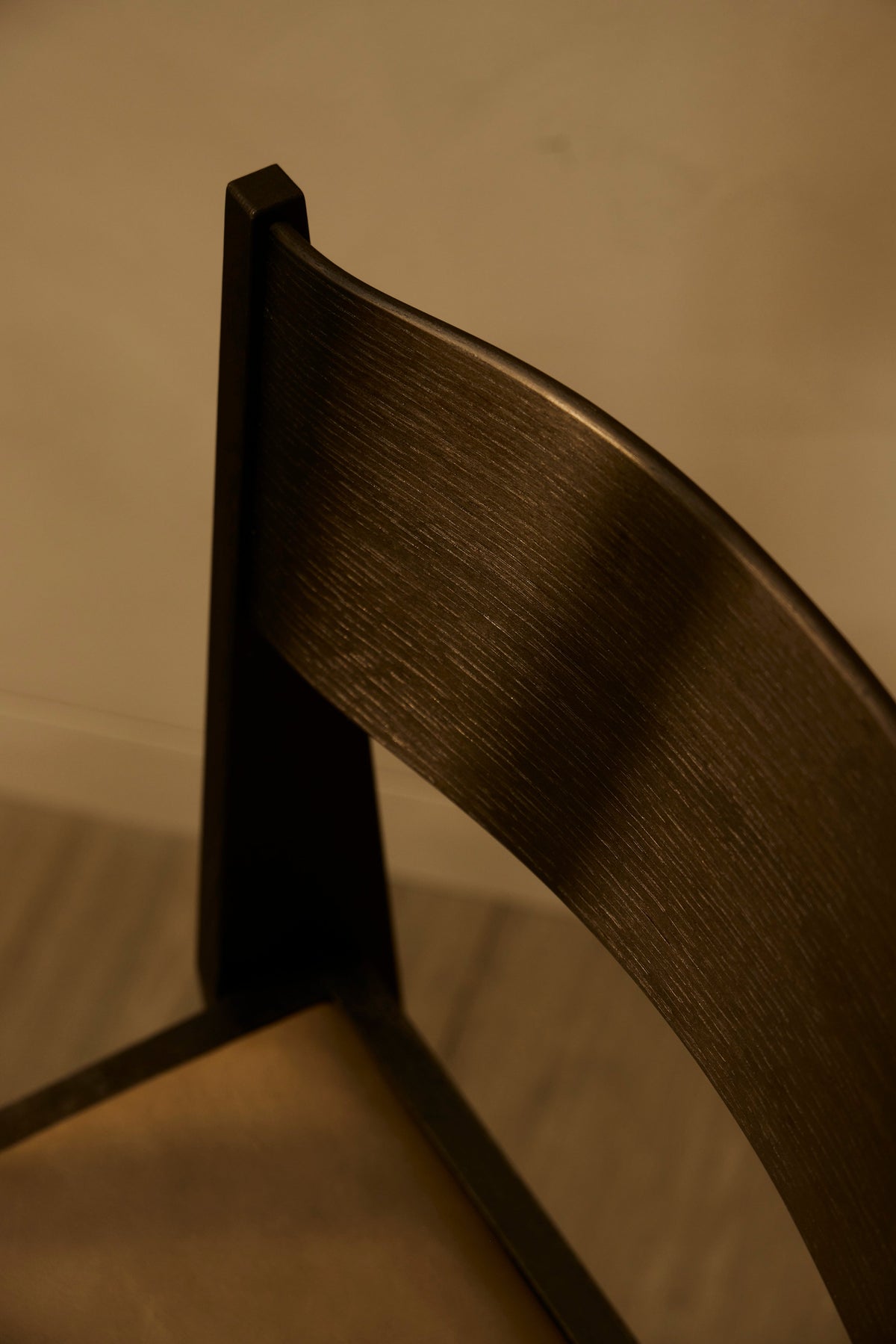 Atelier Chair — 黑染橡木 · 皮革座面