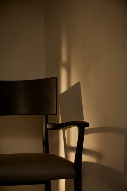 Bella Armchair — 黑染橡木 · Clay 皮革