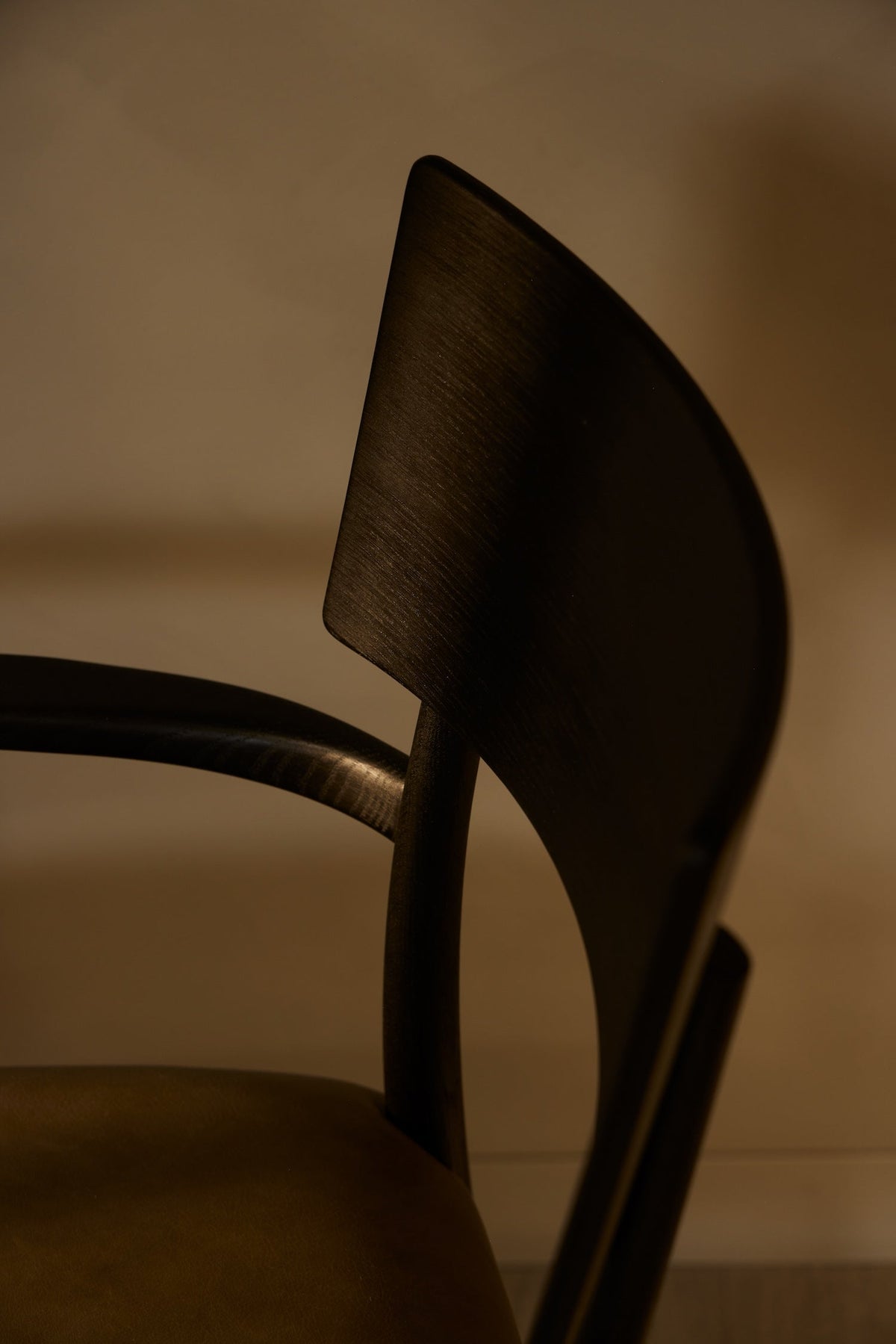 Bella Armchair — 黑染橡木 · Clay 皮革