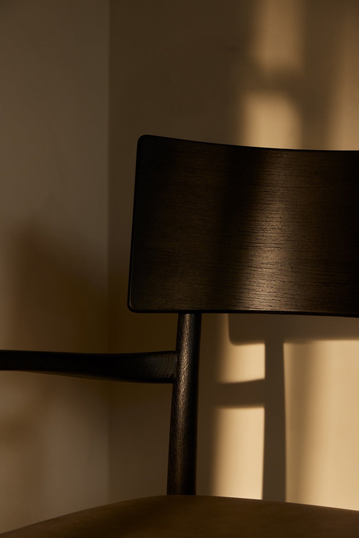 Bella Armchair — 黑染橡木 · Clay 皮革