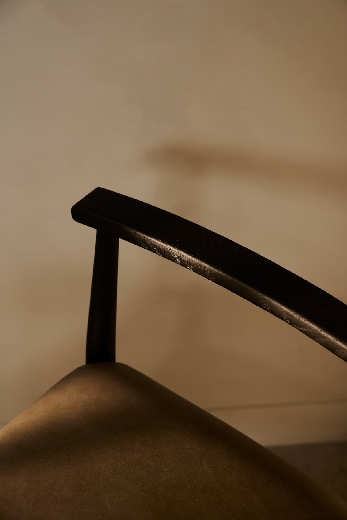 Bella Armchair — 黑染橡木 · Clay 皮革