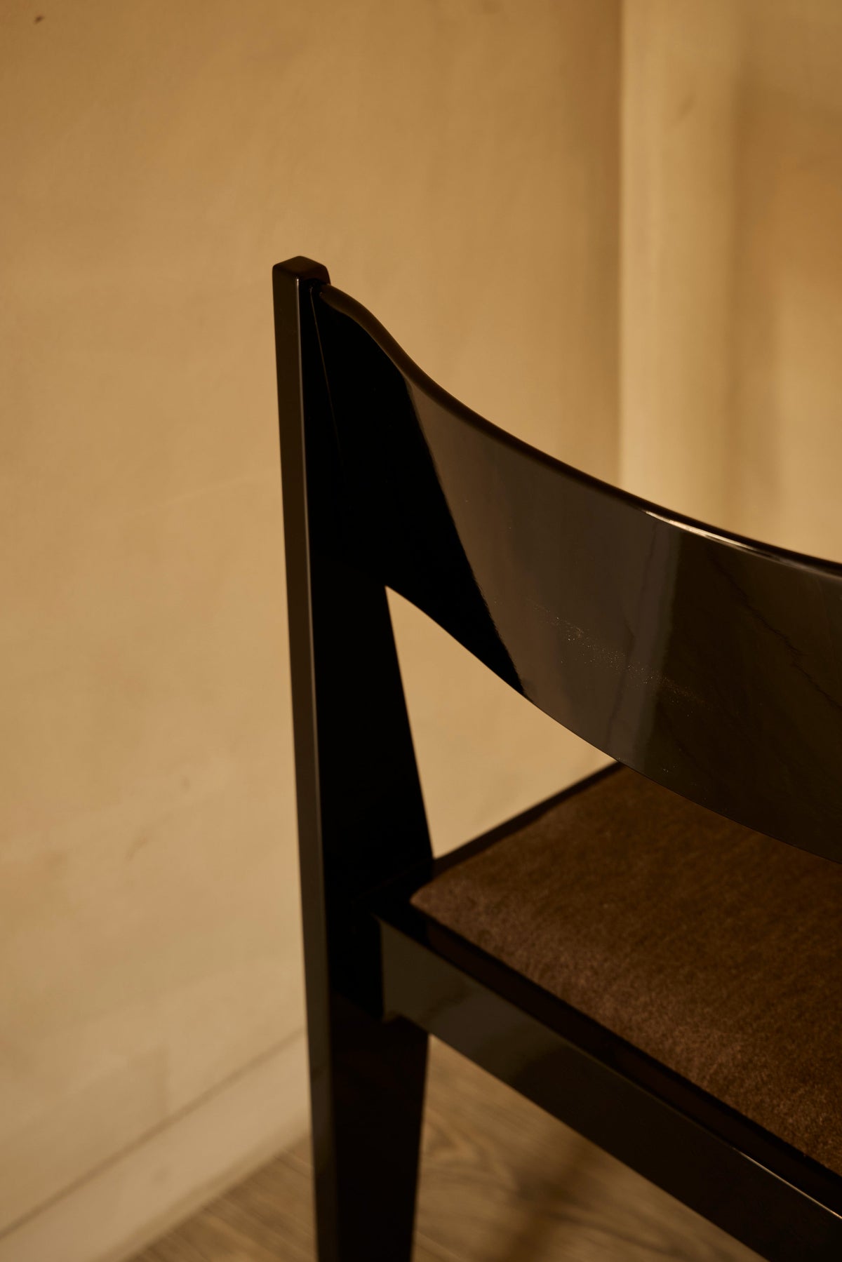 Atelier Chair — 亮面黑漆 · 羊駝絨座面