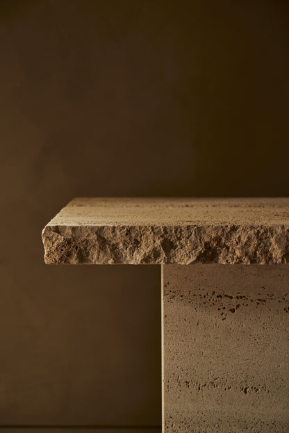 Carve 邊几 · 噴砂洞石 — 手工鑿出的粗礪桌緣