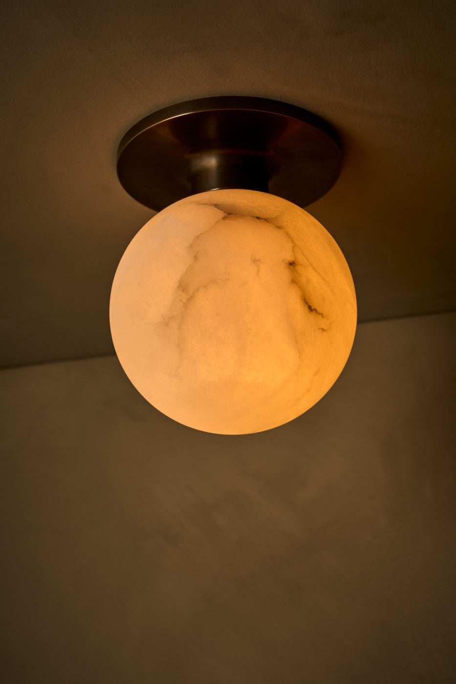 Poppy 壁燈／吸頂燈 · 雪花石膏 — 從下方看點亮的雪花石膏燈球