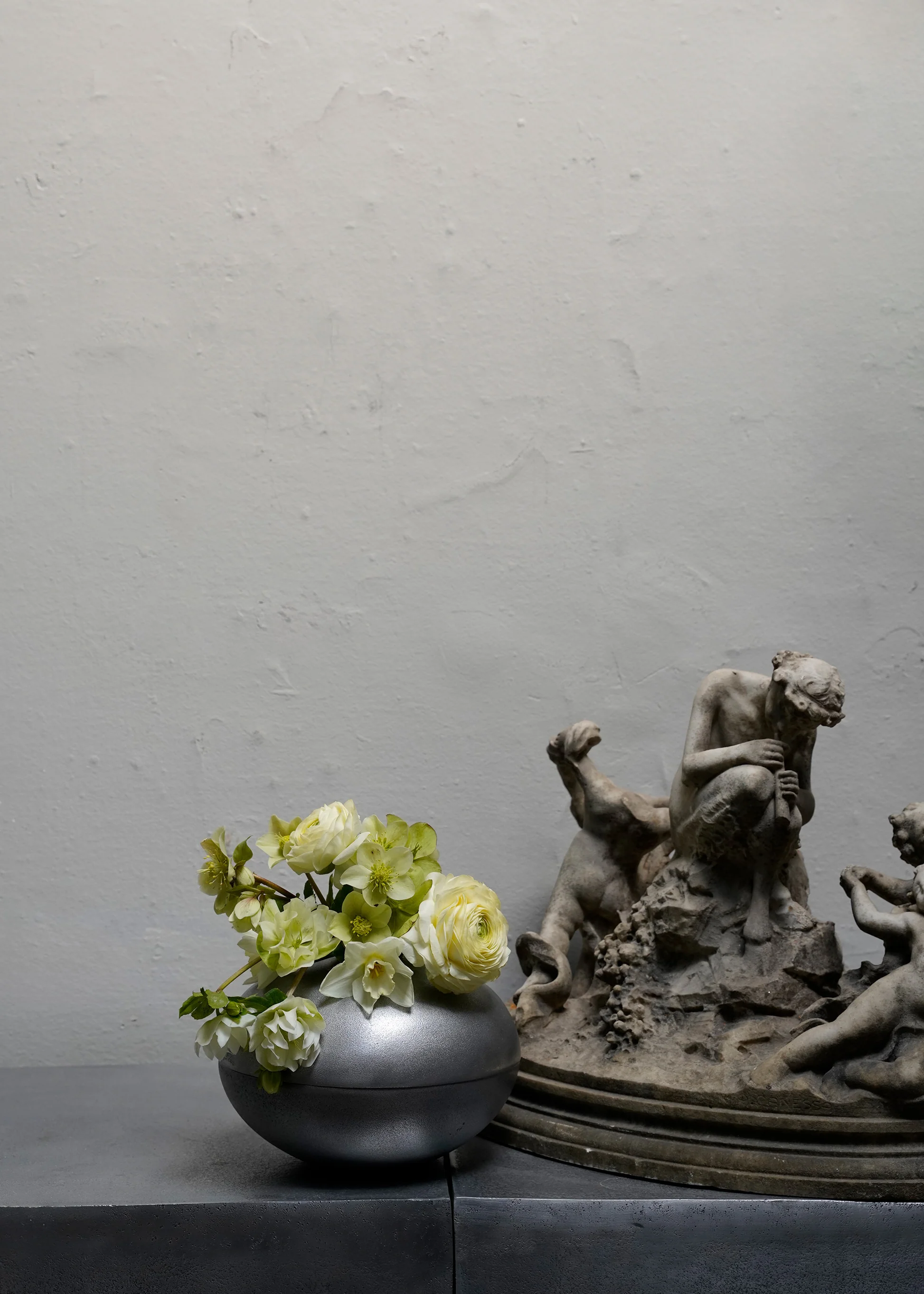ROUND ALUMINUM VASE - LARGE