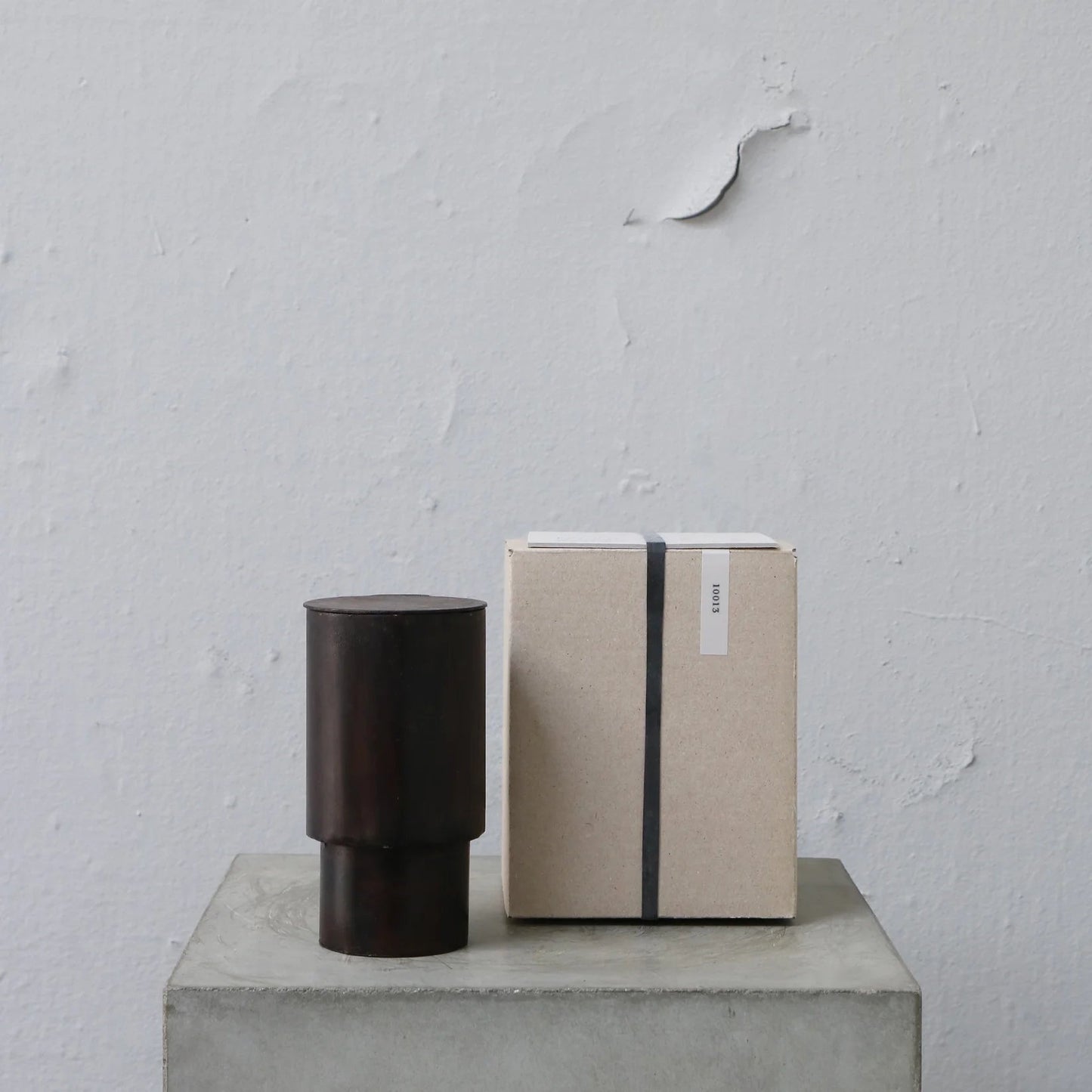 SOG- SCENTED CANDLE IN IRON VESSEL